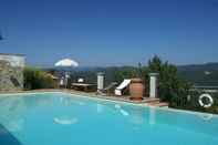 Swimming Pool Charming Holiday Home in Montecarelli With Pool