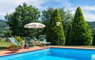 Kolam Renang 2 Beautiful Farmhouse With Swimming Pool Near Lake in Tuscany