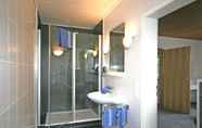 Toilet Kamar 7 Cosy Apartment With Terrace and Garden Access in a Quiet Wooded Area