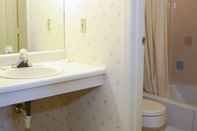 Toilet Kamar Country Club Inn & Suites