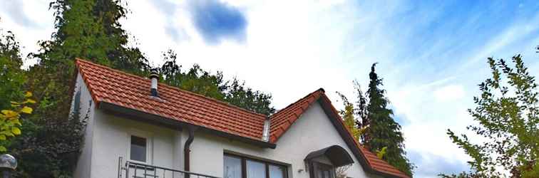 Bangunan Charming Bungalow in Tabarz Thüringer Wald With Garden