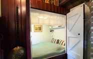 Kamar Tidur 3 Cozy Free Holiday Home in Musselkanaal With Hot Tub