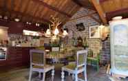 Restoran 7 Cozy Free Holiday Home in Musselkanaal With Hot Tub