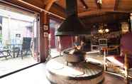 Restoran 6 Cozy Free Holiday Home in Musselkanaal With Hot Tub