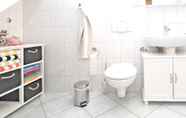 Toilet Kamar 2 Cosy and Family-friendly Apartment in Nordhausen in the Harz Mountains