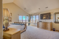 Bedroom Skyway-extravagant & Luxury Views W/deck & Bar