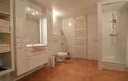 Toilet Kamar 2 Luxury Apartment in Schin op Geul with Hot Tub & Sauna
