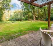 Ruang untuk Umum 4 Lovely Holiday Home in Rheezerveen, in the Woods of Estate