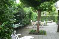 Ruang Umum Pleasant Holiday Home in Friesland With Garden