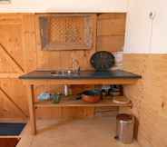 Bedroom 4 Characteristic Headlong Hull Farm With Thatched Cover