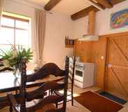 Bedroom 5 Characteristic Headlong Hull Farm With Thatched Cover