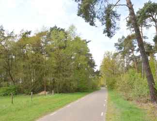 Luar Bangunan 2 Tranquil Holiday Home in Limburg Amid a Forest