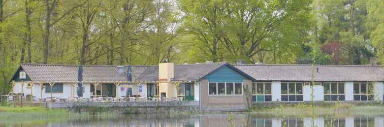 Luar Bangunan Tranquil Holiday Home in Limburg Amid a Forest