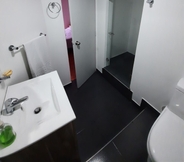 In-room Bathroom 7 Alegra 51