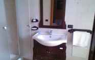In-room Bathroom 5 Villa Glori