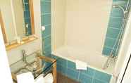 In-room Bathroom 5 Le Chagny Hotel