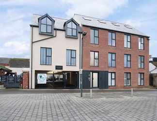 Exterior 2 Elliot Oliver -Stylish 2 Bedroom Apartment With Parking In The Docks