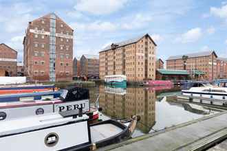 Exterior 4 Elliot Oliver -Stylish 2 Bedroom Apartment With Parking In The Docks