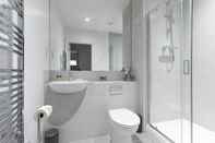 In-room Bathroom Elliot Oliver -Stylish 2 Bedroom Apartment With Parking In The Docks