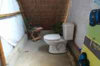 Phòng tắm bên trong Balay Cuyonon Eco Lodge