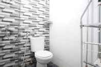 Toilet Kamar The Suites Metro by Hollypro