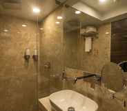 In-room Bathroom 5 Hotel Auris