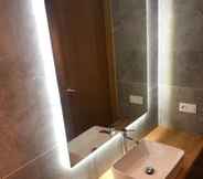 In-room Bathroom 5 Vision immo