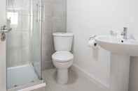 Phòng tắm bên trong Rest & Recharge Regents Court 3bed 2bath