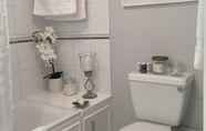 In-room Bathroom 6 Fabulous Apt Historic House St Aubin