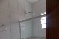 ห้องน้ำภายในห้อง Pousada Raios de Sol Indaia