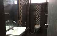 In-room Bathroom 4 Khalsa Lake View Resort