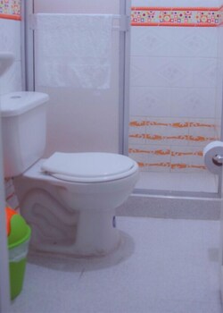 Toilet Kamar 7 Hotel Quinchia