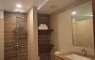 Toilet Kamar 5 Airport Avenue Hotel