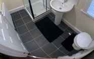 In-room Bathroom 4 Whitworth Lodge. Sleeps 6 in 3 rooms netflix WIFI