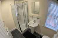 In-room Bathroom Whitworth Lodge. Sleeps 6 in 3 rooms netflix WIFI