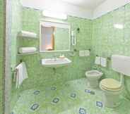 In-room Bathroom 4 Hotel Zaro