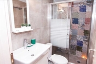 In-room Bathroom Cozy Studio Athens Downtown - Sleeps 3