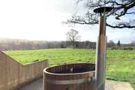 Common Space Abbey View Cottage - Scandi Spa Hot Tub