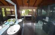 ห้องน้ำภายในห้อง 4 3 Bedroom Beach Front Villa with Private Pool - P3 SDV026-By Samui Dream Villas