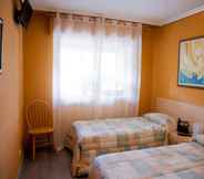 Bedroom 2 Pensión Parque Del Ebro - Adults Only