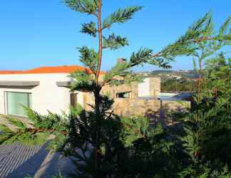 Exterior 2 Alluring Villa in Salir de Matos near Coast