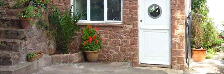 Exterior Porthole Cottage