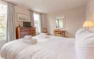 Kamar Tidur 6 Charming 2 Bedroom Home in West London