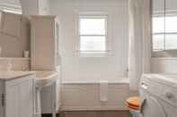 Toilet Kamar Charming 2 Bedroom Home in West London