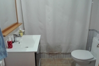 In-room Bathroom Juncos 26