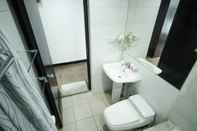 Toilet Kamar Lancaster Hotel by Central Flats