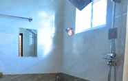 ห้องน้ำภายในห้อง 4 NB Venkaeswara Grand Inn