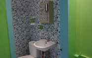 Toilet Kamar 7 MWR Hotel by Cocotel