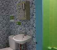 In-room Bathroom 7 MWR Hotel by Cocotel