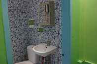 Toilet Kamar MWR Hotel by Cocotel